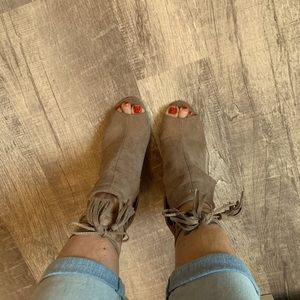 Adorable Qupid faux suede heels, size 8
